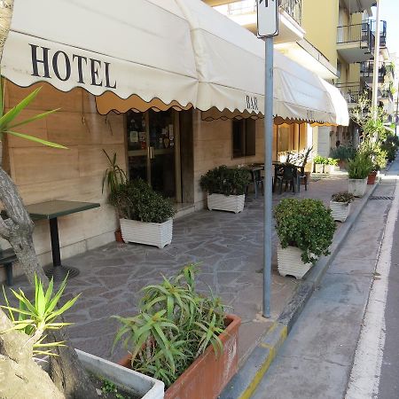 Hotel Fortuna San Bartolomeo Al Mare Exteriör bild
