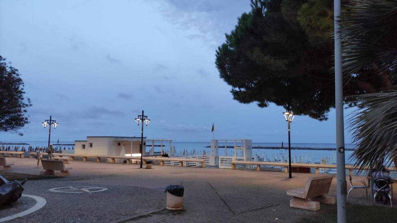 Hotel Fortuna San Bartolomeo Al Mare Exteriör bild