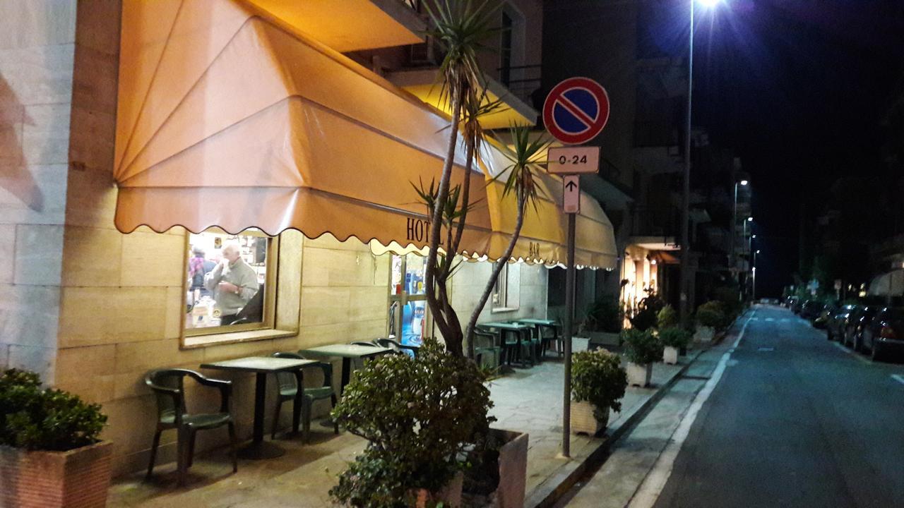 Hotel Fortuna San Bartolomeo Al Mare Exteriör bild